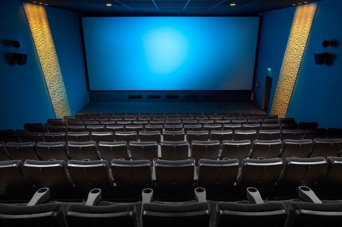 Karpet pada lantai dan dinding bioskop berfungsi untuk meredam suara.