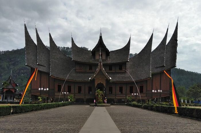 Suku Minang memiliki rumah adat yang disebut Rumah Gadang.