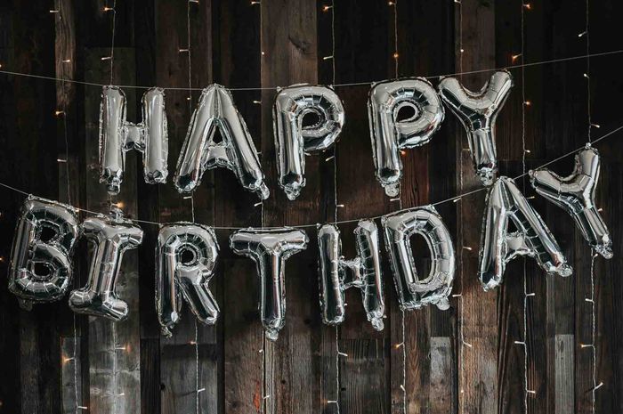 Ulang tahun dalam bahasa Inggris disebut dengan birthday.