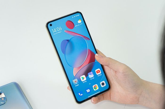 Ponsel adalah barang elektronik yang sering digenggam.