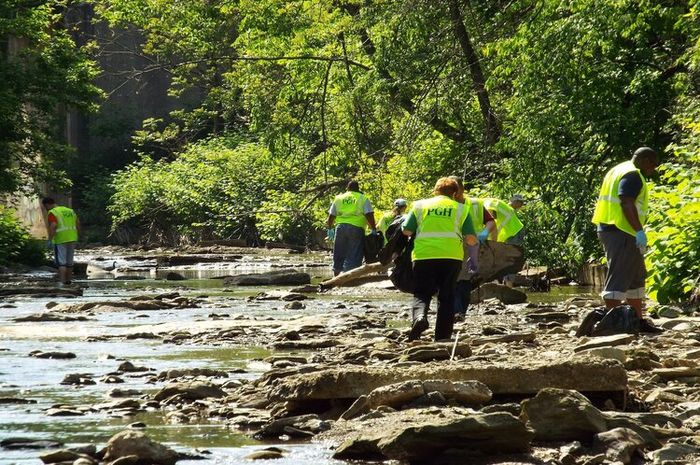 Membersihkan sungai bersama-sama merupakan contoh kegiatan gotong royong.