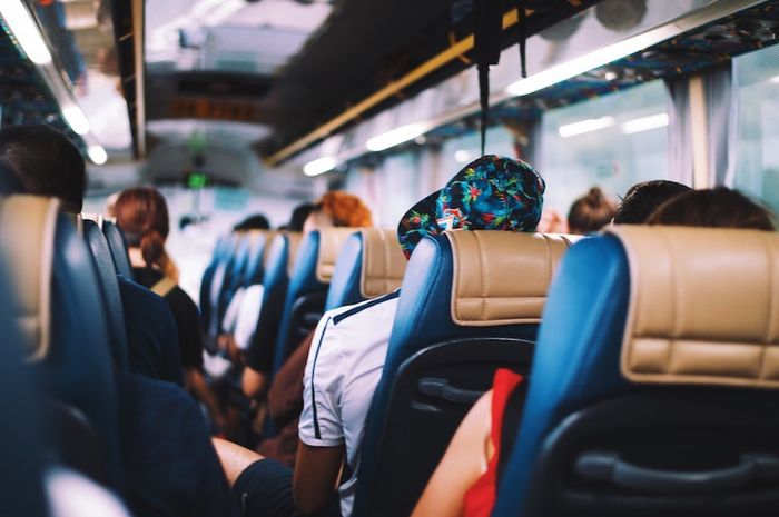 Di dalam bus tidak ada sabuk pengaman bagi penumpang.