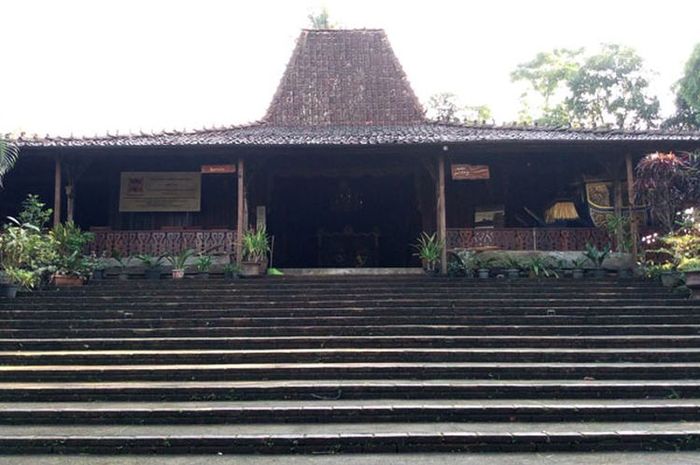 Rumah adat merupakan salah satu bentuk keragaman suku dan budaya Indonesia.