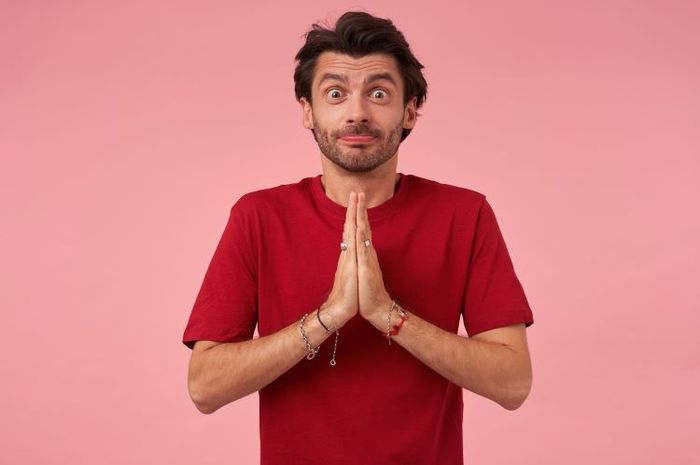 Dalam bahasa Inggris, membujuk disebut dengan persuading.