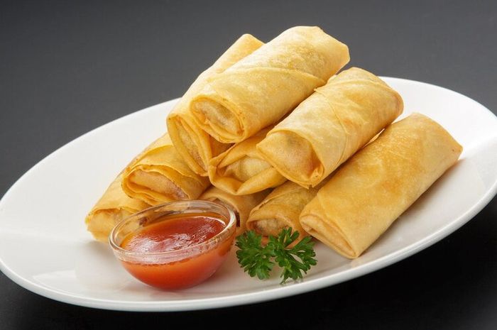 Lumpia Semarang adalah makanan khas yang berasal dari kota Semarang.