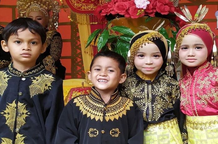 Tari Bungong Jeumpa berasal dari Aceh.