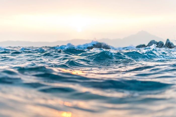 Kata water dalam idiom bahasa Inggris tidak bermakna air secara harfiah.