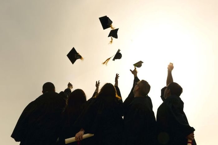 Predikat cumlaude diberikan kepada mahasiswa yang berhasil lulus dengan nilai tinggi.