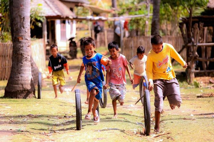 Indonesia memiliki beragam permainan tradisional yang bisa dimainkan secara individu atau kelompok.