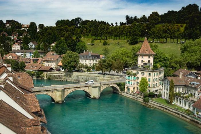 Sungai Aare terletak di Kota Tua Bern di negara Swiss.