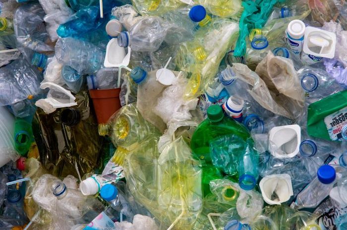 Topik tentang sampah plastik bisa diangkat menjadi teks eksposisi.