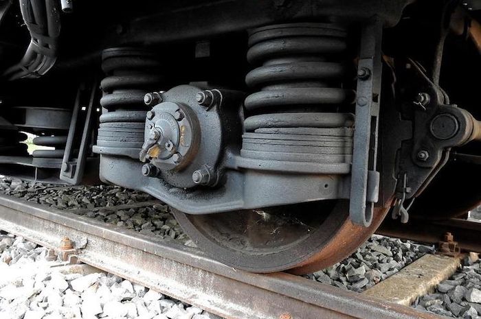 Roda kereta api terbuat dari logam.