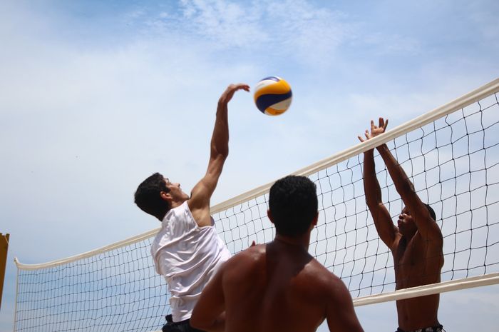 Passing adalah gerakan mengumpan atau mengoper bola ke rekan sendiri.