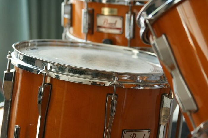 Alat musik ritmis menghasilkan nada dan harmonis yang dapat didengar oleh pendengar.