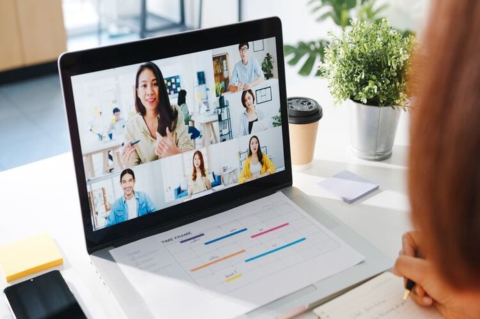Google Meeting dan Zoom adalah aplikasi yang digunakan untuk layanan video conference.