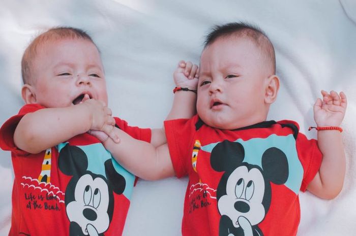 Julukan kembar digunakan untuk dua anak yang lahir bersamaan.