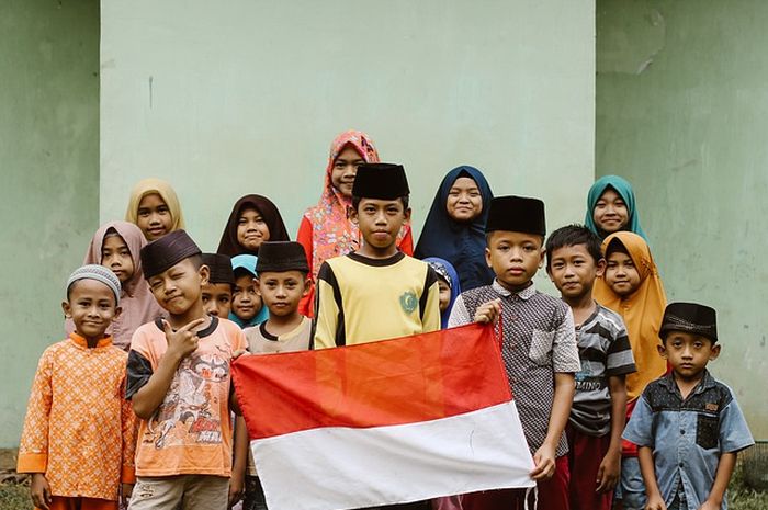Mengatasi ancaman negara dapat dilakukan oleh semua kalangan masyarakat Indonesia.