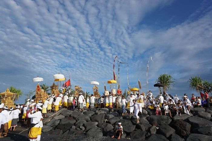 Penerapan nilai-nilai Pancasila dilakukan untuk mengatur kehidupan masyarakat Indonesia.