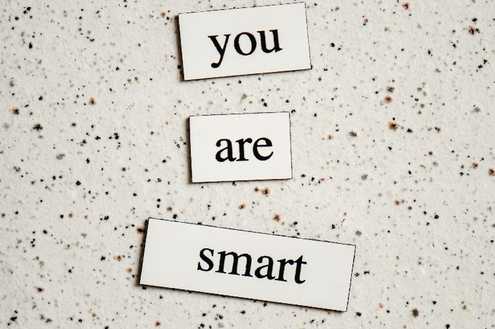 Untuk memuji seseorang dalam bahasa Inggris, kita bisa menggunakan berbagai variasi kata sifat, salah satunya adalah smart.