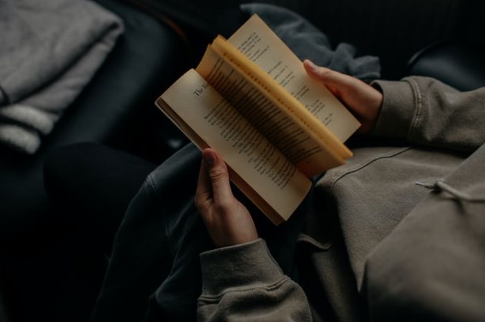 Konjungsi dapat disebut dengan kata sambung, kata hubung, atau kata penghubung.