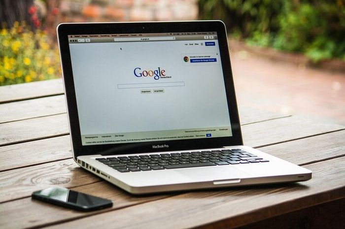 Slang word sering ditemukan di internet.