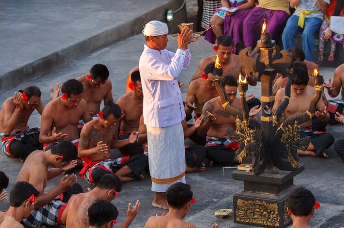 Tari Kecak adalah tari tradisional yang berasal dari Bali.