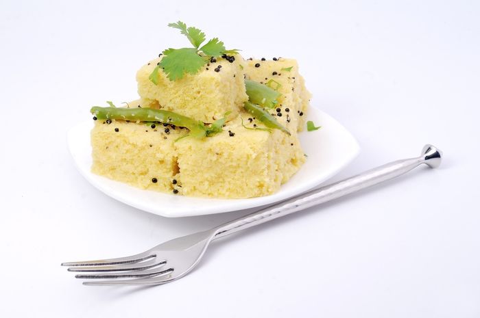Namanya, kue dhokla atau dokla yang terbuat dari tepung kacang arab.
