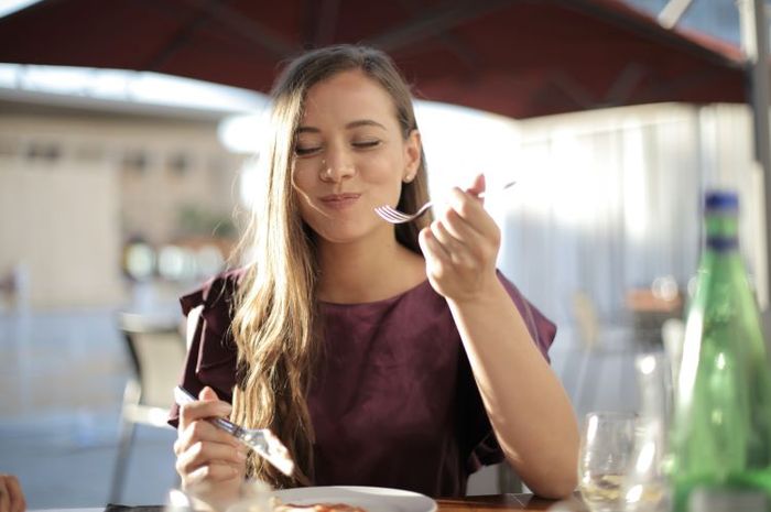 Salah satu verb yang berhubungan dengan makan adalah chew yang berarti mengunyah.