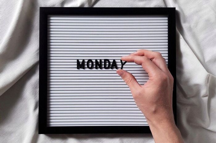 Idiom dalam bahasa Inggris biasanya menggunakan kata nama hari, seperti Monday.