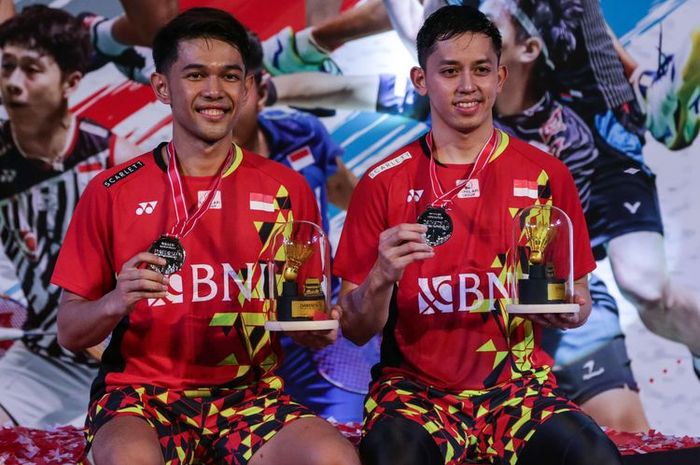 Muhammad Rian Ardianto (kanan) menerima mendali juara Indonesia Masters 2022 di sektor ganda putra bersama dengan Fajar Alfian.