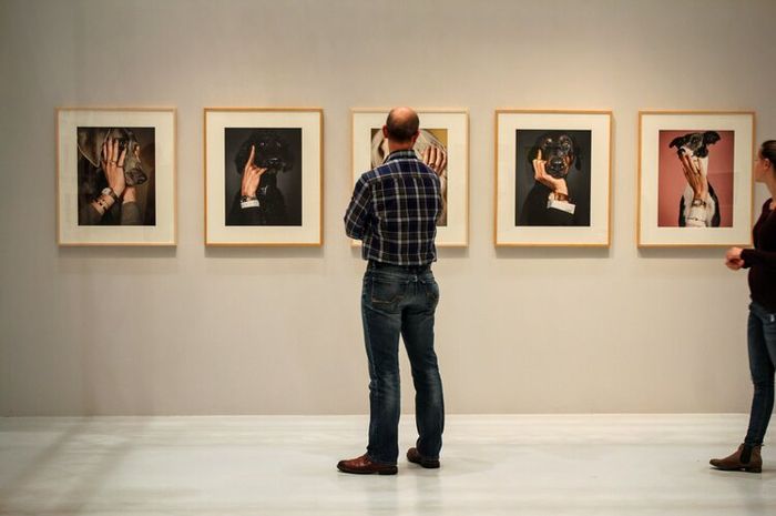 Salah satu fungsi galeri adalah sebagai tempat memperkenalkan dan melestarikan budaya dan karya seni.
