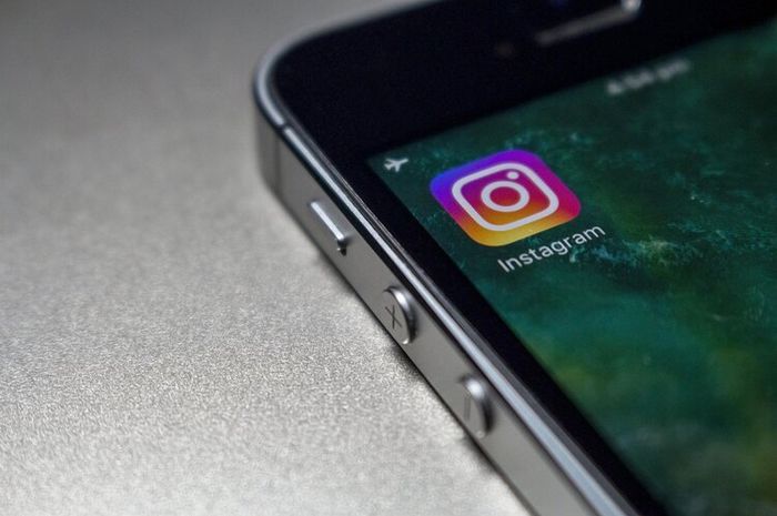 Aplikasi Instagram memiliki fitur stories yang banyak digunakan oleh penggunanya.