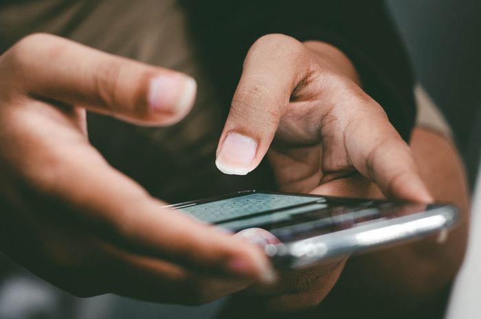Memantau hasil PPDB online bisa dilakukan melalui hp masing-masing peserta.