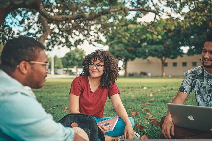 Mahasiswa Universitas Terbuka atau UT mengikuti pembelajaran  melalui sistem jarak jauh dan terbuka.