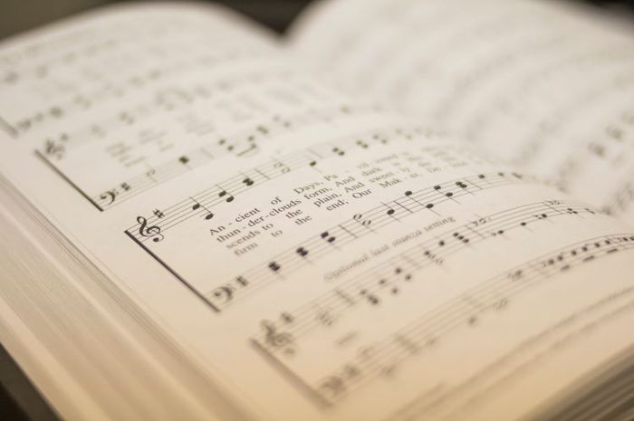 Lagu berjudul Glimpse of Us mengandung sejumlah idiom yang ada di dalamnya.