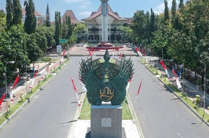 Biaya kuliah Universitas Negeri Yogyakarta menggunakan sistem Uang Kuliah Tunggal atau UKT.