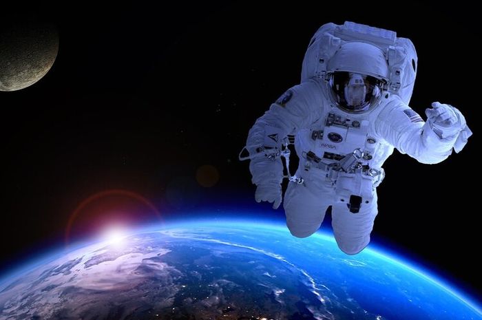 Terdapat beragam idiom bahasa Inggris yang berhubungan dengan benda ruang angkasa, salah satunya once in a blue moon.