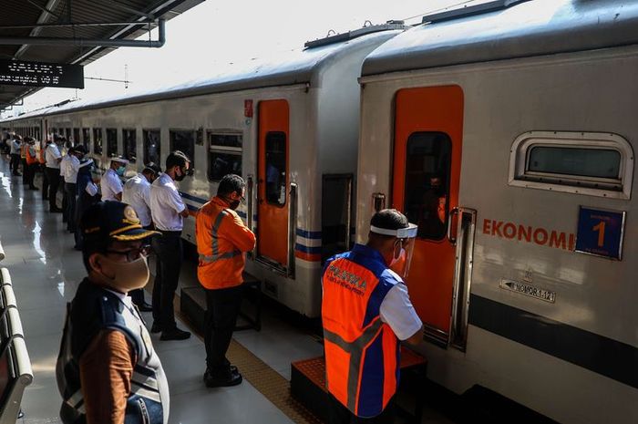 Kereta api kelas ekonomi adalah jenis kereta api dengan harga tiket termurah dan paling ekonomis.