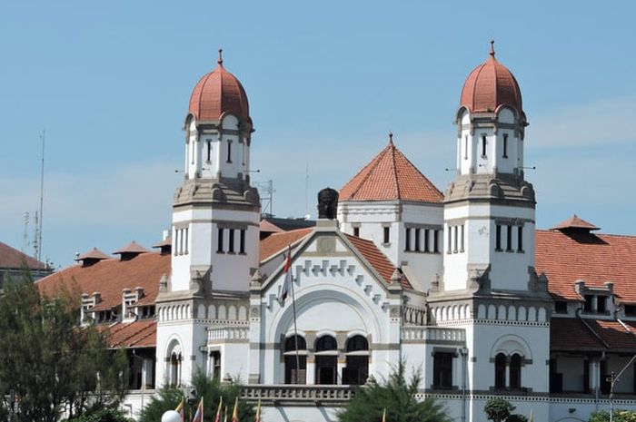 Tempat wisata di Semarang sangat lengkap dan bervariasi.