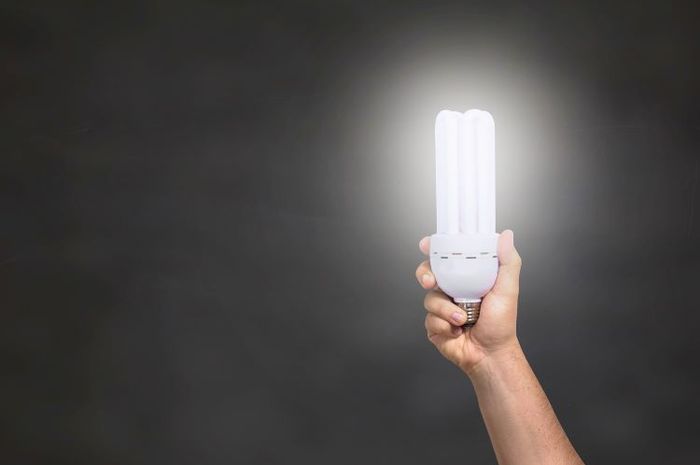 Menggunakan lampu LED merupakan salah satu cara menghemat tagihan listrik.