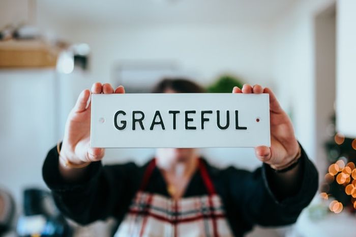 Dalam bahasa Inggris rasa syukur disebut dengan gratitude.