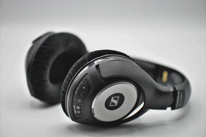Pada soal assessment 2 Buku PR Interaktif Bahasa Inggris kelas VII, terdapat dialog yang membicarakan tentang headphone.