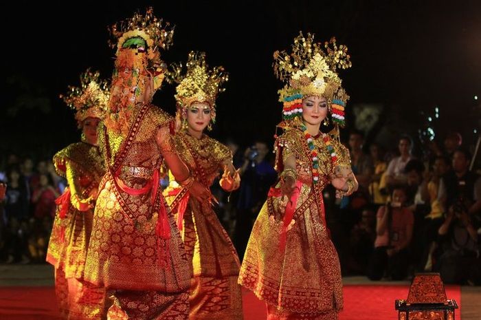 Festival Sriwijaya setiap tahunnya menampilkan tarian daerah Sumatra Selatan seperti Tari Gending Sriwijaya.