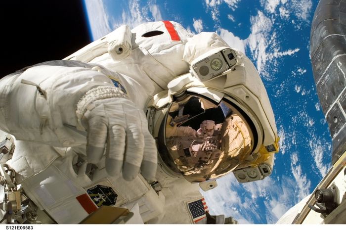 Astronaut adalah profesi yang memiliki tugas melakukan perjalanan ke luar angkasa.