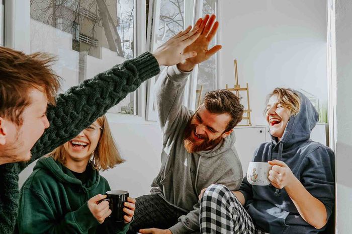 Mengucapkan selamat dalam bahasa Inggris disebut dengan congratulate others.