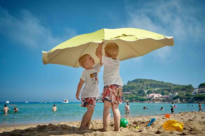 Safe holiday dalam bahasa Indonesia berarti liburan yang aman.