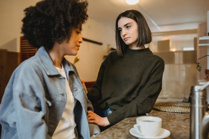Untuk membalas ucapan maaf dalam bahasa Inggris kita bisa menggunakan ungkapan seperti 'never mind'.