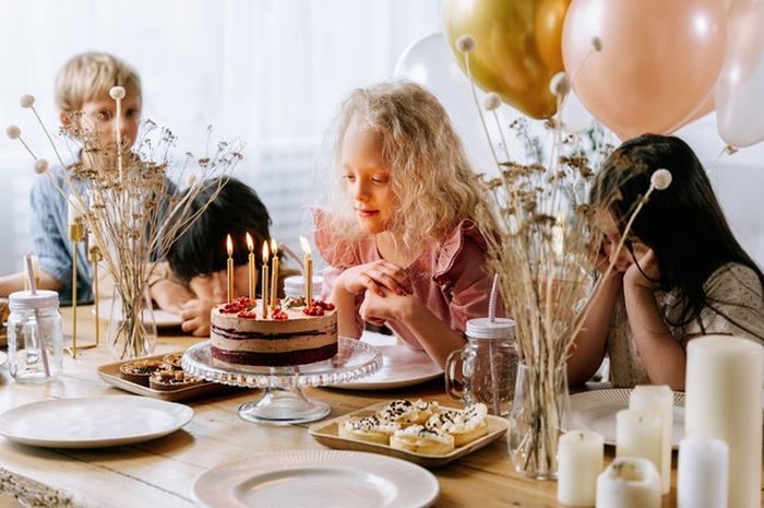 Ucapan ulang tahun untuk teman dalam bahasa Inggris disebut dengan birthday greetings for a friend.