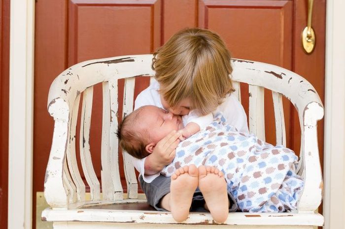 Sibling atau siblings memiliki arti yang sama, yaitu saudara.