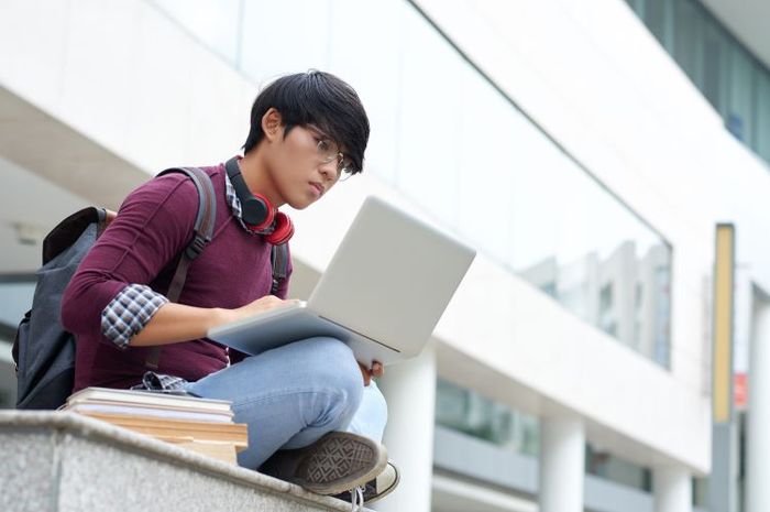 Mahasiswa UNJ membayar biaya kuliah berdasarkan level kelompok UKT.